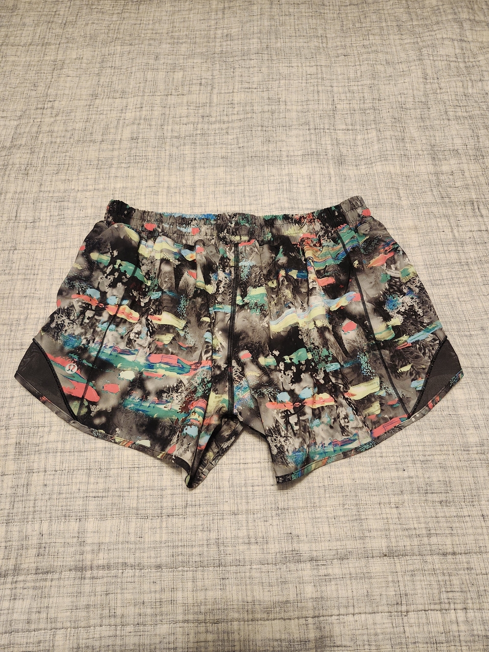 Lululemon Hotty Hot LR 4"
Paint Drift Multi / Graphite Grey Size 10